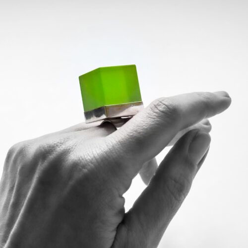 inel supradimensionat în formă de cub din argint și rășină verde