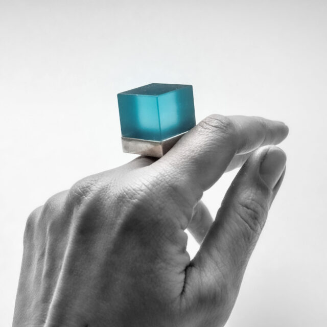inel supradimensionat în formă de cub din argint și rășină turcoaz