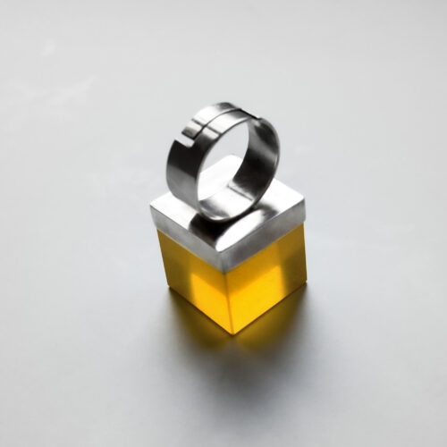 inel supradimensionat în formă de cub din argint și rășină galbenă
