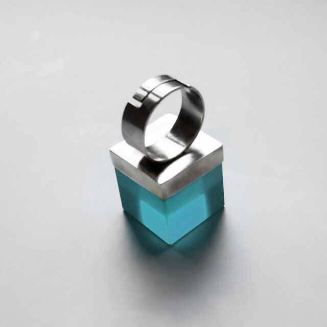 inel supradimensionat în formă de cub din argint și rășină turcoaz