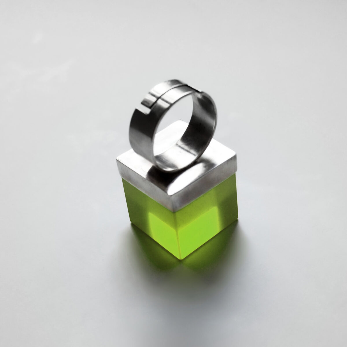 inel supradimensionat în formă de cub din argint și rășină verde