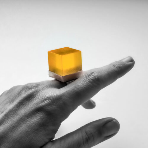 inel supradimensionat în formă de cub din argint și rășină galbenă