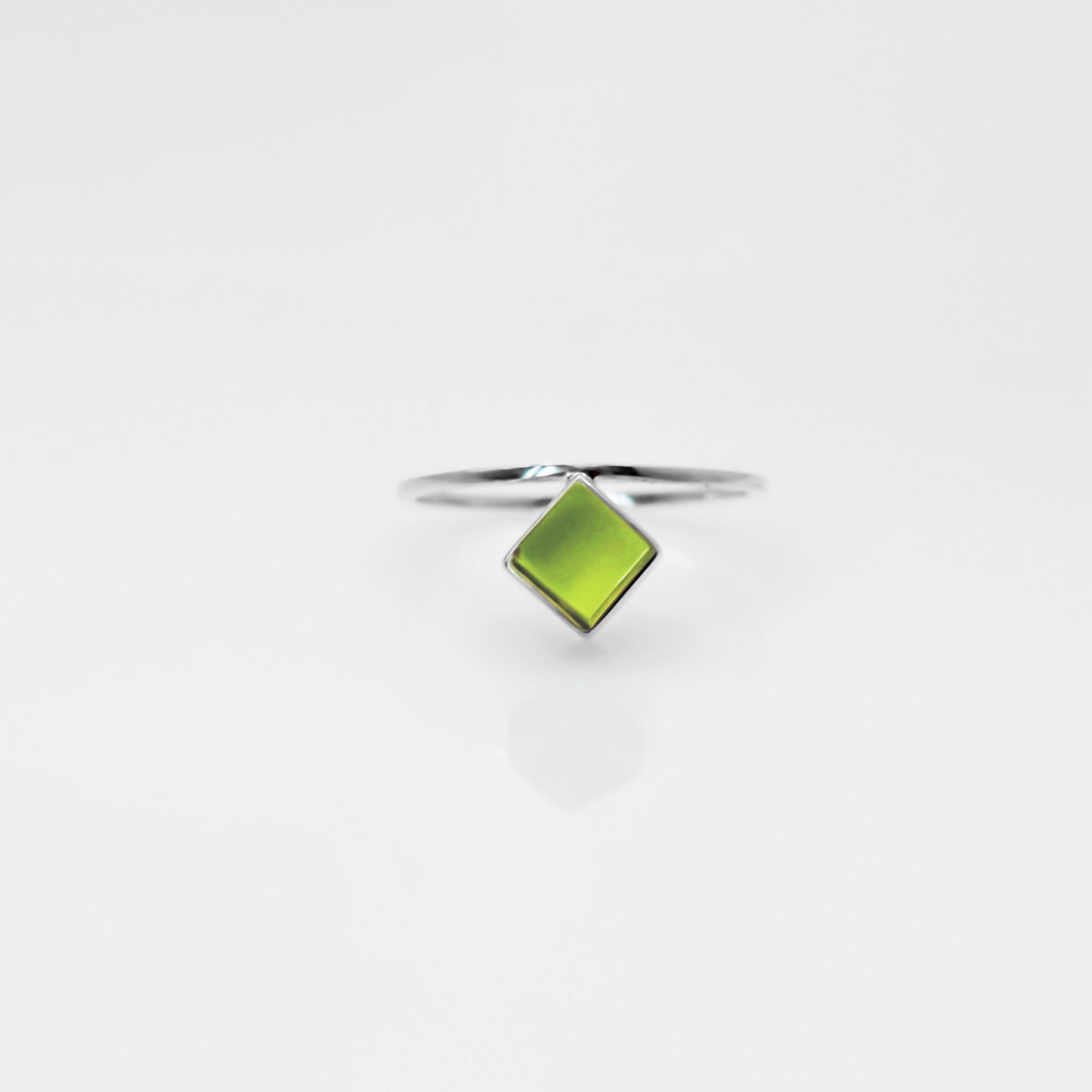 Inel mic, minimalist și geometric, din argint și rășină verde