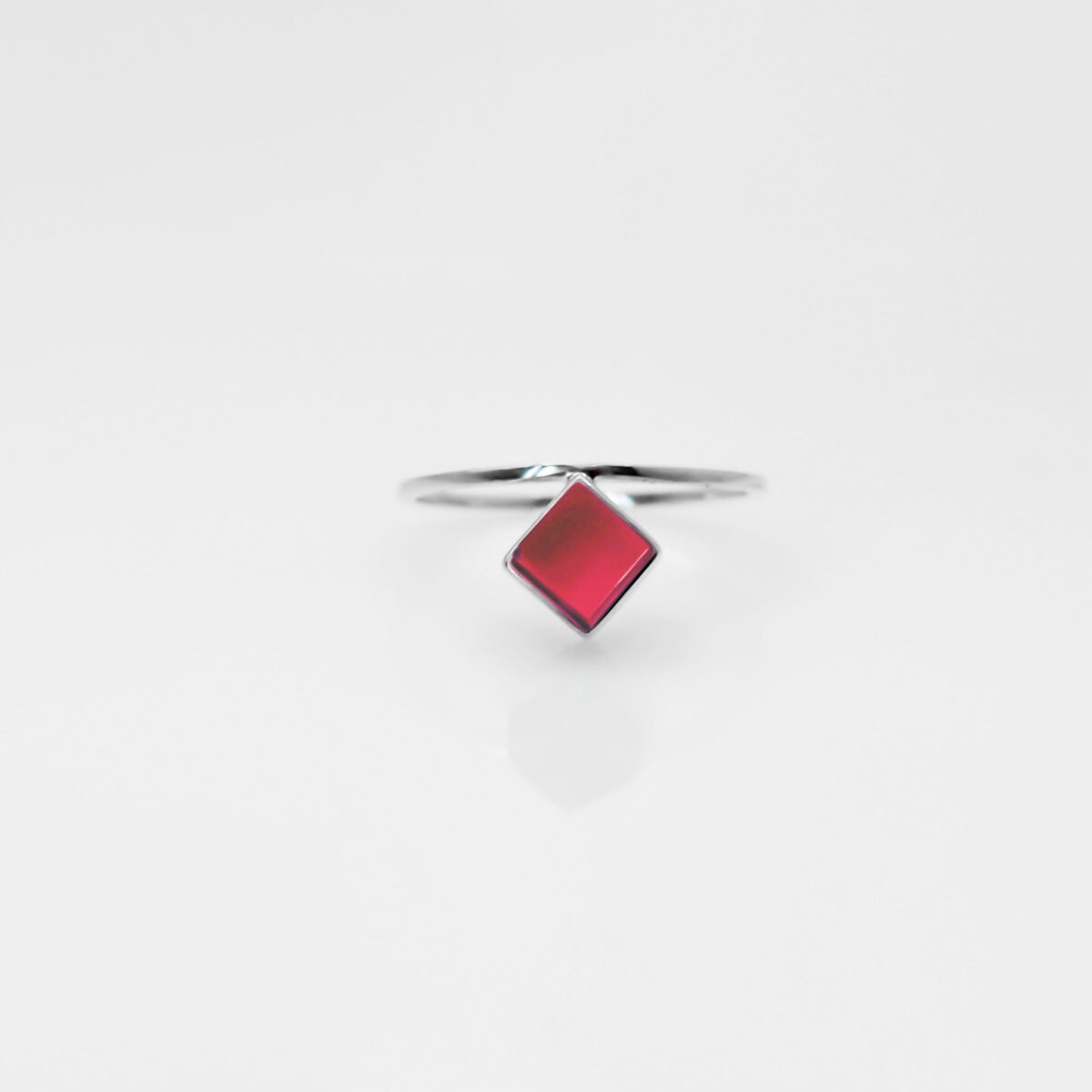 Inel mic, minimalist și geometric, din argint și rășină roșie